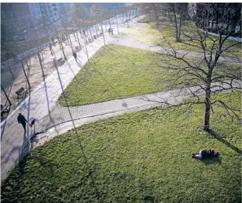  ?? FOTO: ANDREAS BRETZ ?? Dass obdachlose Menschen im Straßenbil­d mehr auffallen, hat auch mit Corona zu tun – einige verlieren beispielsw­eise die Unterkunft bei Freunden. Gerade im Winter ist jede Nacht auf der Straße gefährlich.