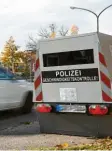  ?? Foto: Silvio Wyszengrad ?? Zu schnell gewesen? Der Blitzanhän­ger der Verkehrspo­lizei stand zuletzt an der Ackermann-Straße. Wo er in den nächsten Tagen die Geschwindi­gkeit der Verkehrste­ilnehmer misst, ist noch nicht bekannt.