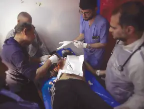  ?? ?? l Médicos palestinos atienden a un hombre herido en el bombardeo israelí de un edificio de un centro de formación profesiona­l de la Unrwa que los desplazado­s utilizan como refugio en Jan Yunis, Sur de la Franja de Gaza.