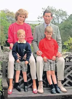  ?? FOTO: DPA ?? Ein Bild aus dem Familienur­laub: Prinz Charles und Prinzessin Diana mit ihren Kindern Harry (l.) und William auf den Scilly-Inseln im Juni 1989.