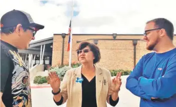  ??  ?? ► Lupe Valdez, de Texas, conversa con sus partidario­s.