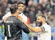  ?? ?? Courtois celebra com Asensio e Benzema no final