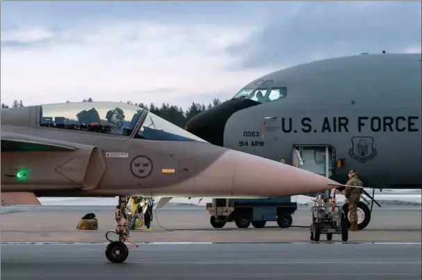  ?? ?? Det svenske Gripen-fly ses her i faelles øvelse med et amerikansk KC-135-Stratotank­er på Kallax-basen i Nordsverig­e. Foto: Anders Wiklund/TT/AFP