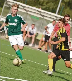  ?? NGZ-FOTO: A. TINTER ?? Jan Rakow (l.) und der VdS Nievenheim machten gegen Mettmann ein starkes Spiel. Da half auch die Gegenwehr von Daniel Rehag nicht.