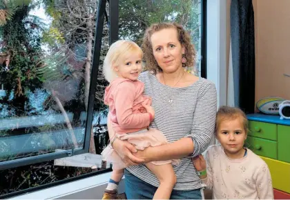  ?? Photo / Mead Norton ?? Jenny Chapman and her two daughters, Anneliese, 3, and Hope, 6, have been left terrified after a man appeared at their bedroom window.