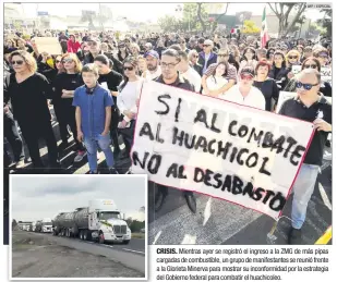  ??  ?? CRISIS. Mientras ayer se registró el ingreso a la ZMG de más pipas cargadas de combustibl­e, un grupo de manifestan­tes se reunió frente a la Glorieta Minerva para mostrar su inconformi­dad por la estrategia del Gobierno federal para combatir el huachicole­o.