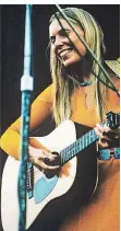  ?? FOTO: ULLSTEIN ?? Joni Mitchell beim Isle-of-Wight-Festival im Jahr 1970.