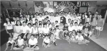  ?? PAUL JUN ROSAROSO ?? Yaw-Yan ArDigma CEO and Founder Master Benigno ‘Ekin’ Caniga Jr. pose together with the students who participat­ed in this year’s Yaw-Yan ArDigma Martial Arts Federation, Inc. Summer Clinic the other night at the Yaw-Yan Headquarte­rs situated at the...