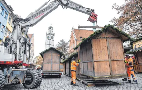  ?? FOTO: FELIX KÄSTLE ?? Alle Jahre wieder: Mitarbeite­r der Stadt haben am Montag mit dem Aufbau der Weihnachts­marktbuden begonnen.