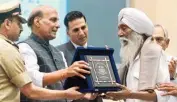  ??  ?? Home Minister Rajnath Singh with actor Akshay Kumar presenting special award to Head Constable (retd) Balwan Singh during 'Shaurya Diwas' celebratio­n at Vigyan Bhawan in New Delhi on Sunday