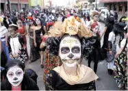  ??  ?? Fiesta. Según el alcalde Manolo Jiménez, unas 75 mil personas participar­on en los eventos con motivo del Día de Muertos.