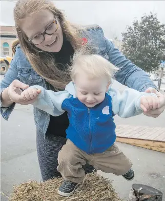  ?? PIERRE OBENDRAUF ?? N.D.G. voter Leigh Adams, with 18-month-old son Max, likes the area’s family-centric character, but is concerned with issues such as gridlock caused by ongoing road constructi­on.