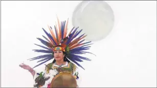  ?? Foto de courtesia ?? El pasado mes de mayo, la señora Vigil viajó a España y actuó en Santa Fe, España, un pequeño pueblo de las afueras de Granada que alberga el Museo Instituto de América.