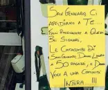  ??  ?? Mobilitazi­one I cartelli esposti da una pescheria e da un altro negozio Sotto: il pizzaiolo Ciro Oliva