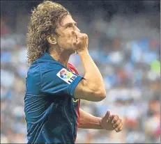  ?? FOTO: PERE PUNTÍ ?? Carles Puyol, tras su gol Besó la ‘senyera’ del escudo