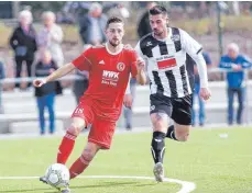  ?? FOTO: SZ-ARCHIV ?? Akin Aktepe (rechts, hier im Trokot des FC Albstadt) und der SV Bronnen wollen in die Kreisliga A. Im Weg steht die SG Scheer/Ennetach.