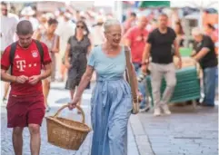  ??  ?? Markedet i Cahors tog sig ud fra sin bedste side i går formiddag, og man forstår, hvorfor det i årtier har vaeret en slags uofficiel kongelig hofleveran­dør.