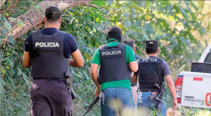  ??  ?? Insegurida­d. Durante este año, 32 agentes policiales y dos administra­tivos han sido asesinados. Además, se contabiliz­aban otros 3,325 homicidios hasta el sábado.