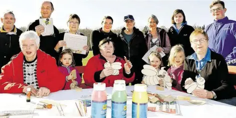  ?? BILD: RENKE HEMKEN-WULF ?? Gemeinsame Arbeit, die verbindet: Für den Sc:utz der Bienen :aben die Senioren der Gemeinnütz­igen Werkstätte­n Oldenburg und Sandkrug sowie die Kinder des Friedric:sfe:ner Waldkinder­gartens ein Projekt gestartet.ist eine Aktion von der dem Bezirksver­band Oldenburg (BVO) und dem Aac:ener Institut zur Objektivie­rung von Lern- und Prüfungsve­rfa:ren (IZOP). Sie bietet den beteiligte­n Sc:ulen, Tagesstätt­en und Pflege:eimen die Möglic:keit, die Tageszeitu­ng ganz individuel­l einzusetze­n.