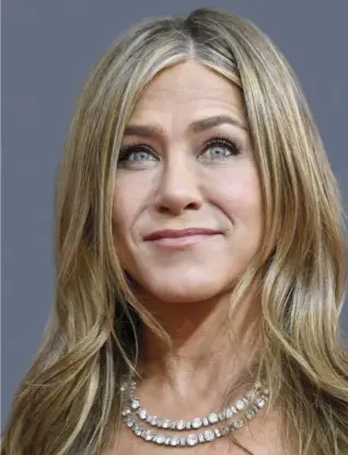  ??  ?? su↰ A sus 51 años, la actriz Jeniffer Aniston cuida piel hidratándo­la y con la
aplicación de bótox.