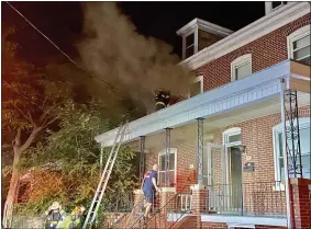  ?? EVAN BRANDT — MEDIANEWS GROUP ?? A Pottstown firefighte­r breaks windows on the second floor of 9W. Fifth St. early Monday to vent thick black smoke from the home.