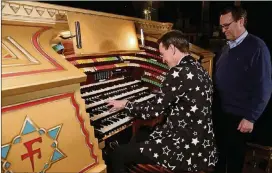  ?? TYSON HORNE/TYSON.HORNE@AJC.COM ?? AJC reporter Bo Emerson gets a lesson at the Fox Theatre’s Mighty Möller pipe organ from Fox organist Ken Double. The console for the organ is undergoing a year-long renovation.