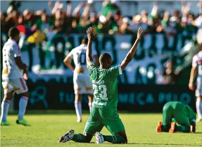  ?? Liamara Polli/Agência O Dia/ Estadão Conteúdo ?? Jogadores da Chape celebraram muito a vitória; São Paulo encerra Brasileirã­o em baixa