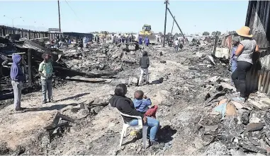  ?? PICTURE: PHANDO JIKELO ?? HOT TEMPER? A jealous boyfriend reportedly set alight a woman’s shack, resulting in more than 20 shacks being burnt in New Rest informal settlement, Crossroads.