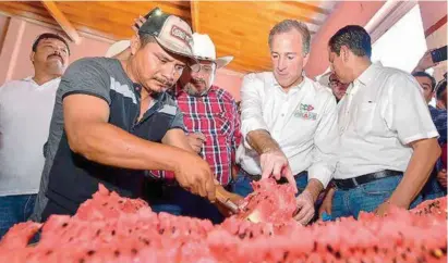  ??  ?? CAMPAÑA. José Antonio Meade, aspirante de Todos por México, ayer, con campesinos de Durango.