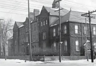  ??  ?? The House of Industry stood at the corner of Elizabeth and Elm Sts. in 1929.