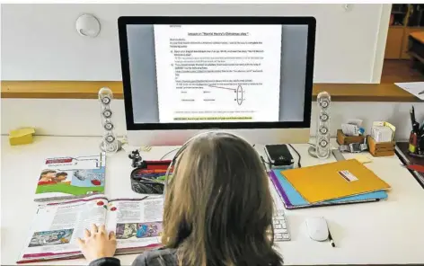  ?? FOTO: ULRICH PERREY/DPA ?? Aufgaben per E-Mail, Videounter­richt übers Tablet: Die meisten Schüler in Deutschlan­d und auch viele Kita-Kinder werden wohl auch in den nächsten drei Wochen noch zu Hause bleiben müssen. Ausnahmen sind unter bestimmten Voraussetz­ungen jedoch möglich.