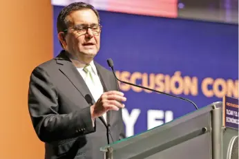  ?? | ISRAEL SALAZAR ?? El secretario de Economía ofreció una conferenci­a por el 60 aniversari­o de la Facultad de Economía de la UANL.