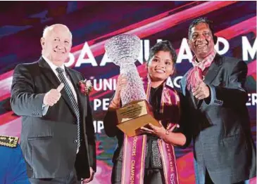  ??  ?? KETUA Pegawai Eksekutif MCIS Insurance Kobus Vlok (kiri) and Ketua Pegawai Pengagihan, Joe Ragunath Murthy (kanan) bersama Baanu Mohan, penerima anugerah Top Unit Manager Award.