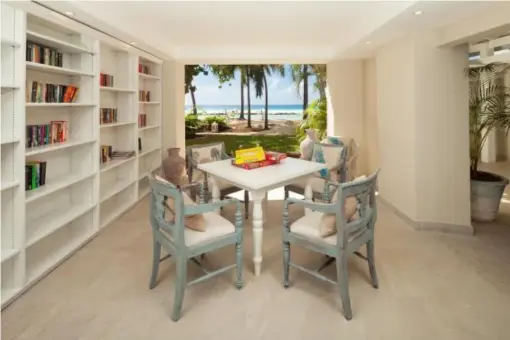  ??  ?? Cosy up with a good book in the beachfront lounge at Sugar Bay