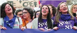  ??  ?? En la polémica manifestac­ión del Día de la Mujer el 8 de marzo del año pasado