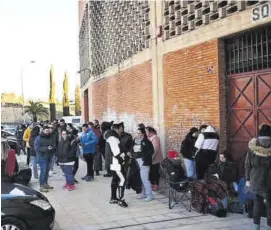  ?? ANDRÉS RODRÍGUEZ ?? Colas para comprar las entradas del Concurso de Murgas, en la última edición.