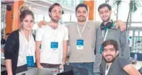  ??  ?? VR3. El equipo de programado­res que crearon la aplicación.