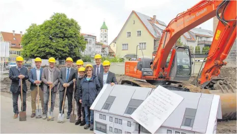  ?? FOTO: BEE ?? Mit zwei künftigen Bewohnern (vordere Reihe) feierten den Spatenstic­h (hinten, von links): Wangens Liegenscha­ftsamtslei­ter Armin Bauser, Landtagsab­geordneter Raimund Haser, Harald Bader („wassung bader architekte­n“), Christoph Götz...