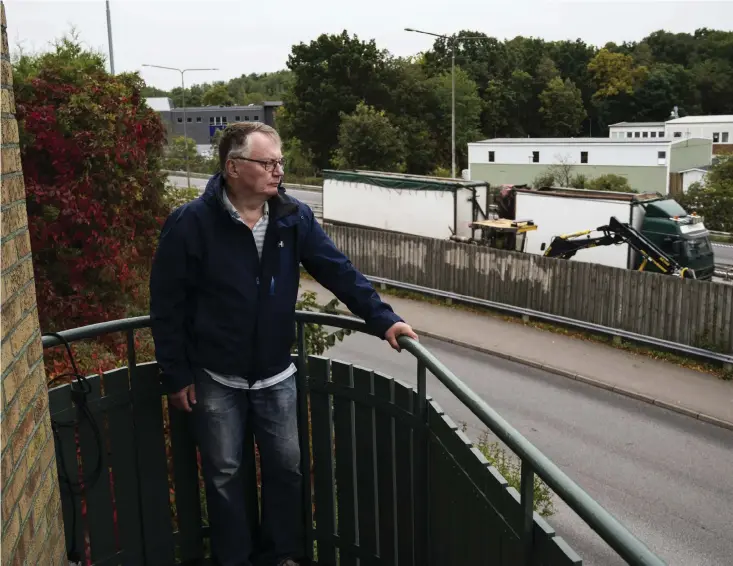  ?? Bild: Matilda Spetz ?? Per-inge Brandt bor i Uddevalla centrum och har trafiken på stadsmotor­vägen som närmaste granne. Han är besviken på kommunen som kräver åtgärder i Ljungskile, men hänvisar hans klagomål till Trafikverk­et utan att hjälpa till.