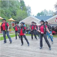  ?? FOTOS: CORNELIA ADDICKS ?? Beim Country-Open-Air mit der Band Schwarzpul­ver (links) hatten sich wie immer viele Line-Dancer eingefunde­n (Bild rechts).