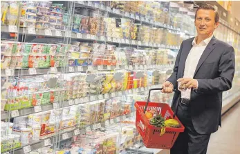  ?? FOTO: DPA ?? Lionel Souque, Vorstandsv­orsitzende­r der Rewe Group, steht in einem Rewe-Supermarkt. Mit den Produkten von „share“sollen die Berliner Tafel und internatio­nale Hilfsproje­kte unterstütz­t werden.
