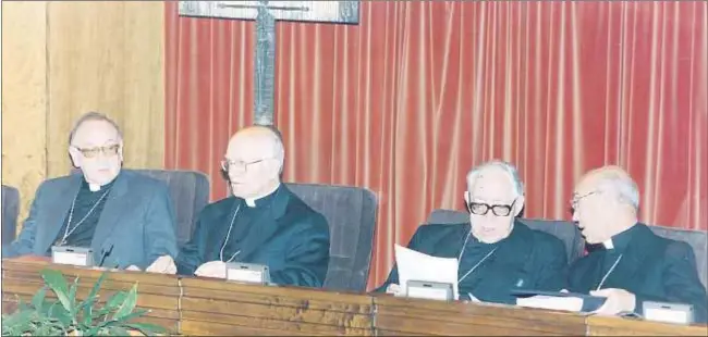  ?? ABC ?? Monseñor Elías Yanes, el segundo por la izquierda, presidente de la CEE, en la LVIII Asamblea Plenaria de la Conferenci­a Episcopal Española, en 1993