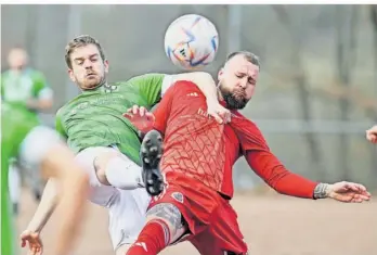  ?? FOTO: HANS KRÄMER ?? Packender Zweikampf zwischen Nicolas Imholz von Rascheid (links im grünen Trikot) und Daniel Lentes von der SG Ruwertal, dem Torschütze­n zum 1:0.