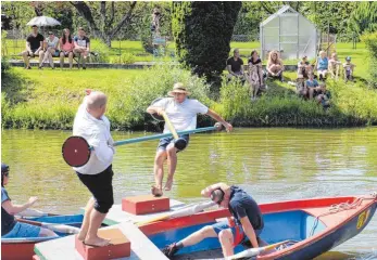  ?? FOTO: WIE ?? Rainer Schmid hat ihn zu Fall gebracht, Markus Gröner, den Fischerkön­ig vom vergangene­n Jahr - und es selbst dann bis ins Finale geschafft.