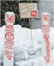  ?? FOTO: BI ?? Mit Plakaten und Figuren formierten sich Wangener 5G-Skeptiker.