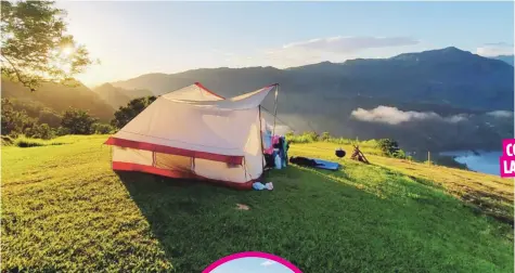  ?? Suministra­das ?? CONEXIÓN CON LA NATURALEZA
El terreno tiene una capacidad para 40 casetas, además de casetas para glamping. Una de estas, bautizada “Don Alonso”, es la única que se renta.