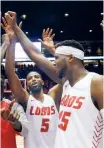  ?? JIM THOMPSON/JOURNAL ?? Carlton Bragg (15) and JaQuan Lyle celebrate the Lobos’ 80-78 win over Boise State on Wednesday night.