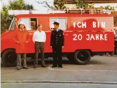  ??  ?? 1983 durfte sich das Löschfahrz­eug über seinen 20. Geburtstag freuen. Auf dem Bild zu sehen sind (von links) Vitus Lautner, Johann Moosheimer und Jakob Heinrich.