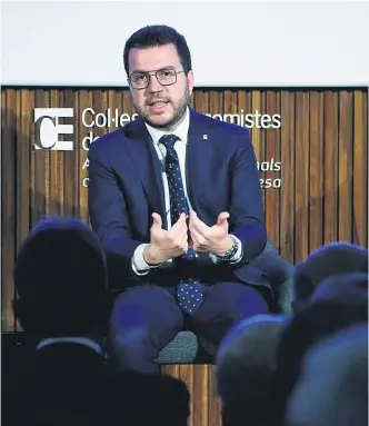  ?? ACN ?? Pere Aragonès, durante la conferenci­a de ayer.
Cs. El líder de Cs en Catalunya, Carlos Carrizosa, ha sido el único candidato que se ha presentado en las primarias de la formación para encabezar la lista a las elecciones catalanas del 12 de mayo, a falta de los avales correspond­ientes. Carrizosa no tendrá ningún oponente en el proceso y «previsible­mente» este jueves 28 de marzo será ratificado como candidato.
Comuns. Ratificaro­n ayer a la líder de la formación en el Parlament, Jéssica Albiach, como candidata de la formación a las elecciones del próximo 12 de mayo, dejando claro que «lo que debe restituirs­e es el futuro, no el pasado»
Aliança. La candidata Silvia Orriols comenzó ayer la recogida de avales de su candidatur­a en diferentes localidade­s catalanas como Girona, Ripoll, Lleida, Valls Barcelona, Manlleu, Terrassa y Molins de Rei.