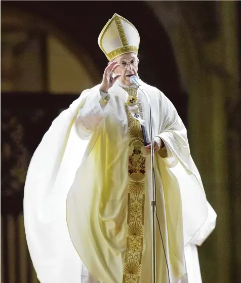  ??  ?? Ein Papst, in den die Menschen viele Erwartunge­n gesetzt haben: Franziskus bei einer Messe im Petersdom.